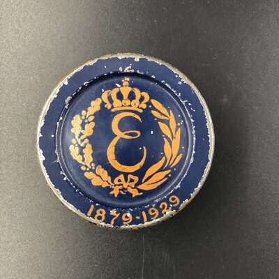 519ac5de-bd6c-40cc-babe-b2f6c0404f2f.jpg; 1997-0358-HHI/a-b; Doos met deksel met kroon en letter E ter gelegenheid van het 50-jarig huwelijk van Emma en Willem III.; orangialia