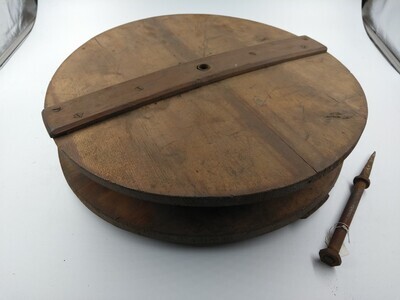 51fdb090-b02a-46ef-b965-e454182a46c3.jpg; 230; Katrol voor brandslang; brandbestrijdingsuitrusting