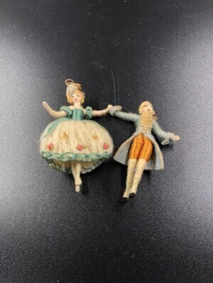 52678c50-752e-4fb2-8576-47133659fe42.jpg; 1960-0000-KPO/195; Stoffen dansend paartje , hand in hand; poppen