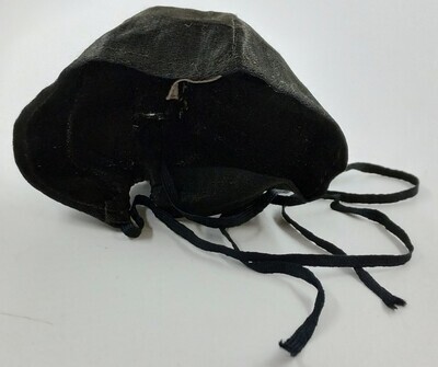 52836a64-ef76-4dcb-be79-526931d3fb1f.jpg; 1960-0208-KPO/g; Ondermutsje van zwart satijn met striklinten.; poppenkleding