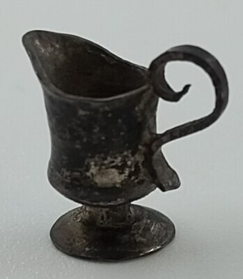 52ae6dc4-0f9d-4791-b20d-525edc18a519.jpg; 1960-0225-KPO/024; Metalen schenkkan met oor en voet.; miniaturen
