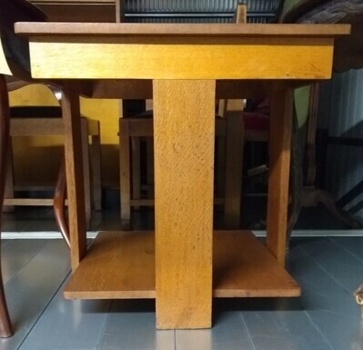 52eb6137-4ef9-457e-8727-791d71bab527.jpg; 1985-0040-MHO; Houten vierkanten salontafel op vier poten, met benedenblad.; salontafels