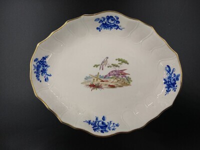 5474acb5-29fe-45b1-a8dd-dcad3774478d.jpg; 1940-0277-OCE; Ovale schaal met vogeldecoratie; keramiek (objectgenre)