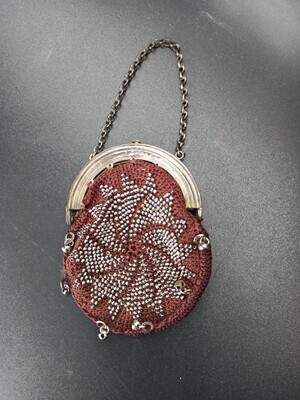 54a823d1-cc0c-4eb7-87c9-64dd04e0534c.jpg; 1960-0079-KPO/g; Rond tasje met metalen sluiting; poppenkleding