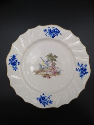 5516984d-85f1-486e-b824-7254b4581f4e.jpg; 1940-0113-OCE; Plat bord met geschulpte rand en vogeldecoratie; keramiek (objectgenre)