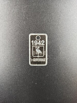 5587b324-5616-467f-899f-f61680583fd2.jpg; 0000-0329-PEO/1-2; Twee hondenpenningen uit 1942; hondenpenningen (belastingpenningen)