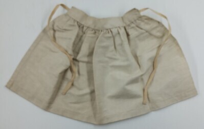574645a0-da22-4ddc-ae49-363eb59ad3fc.jpg; 1960-0207-KPO/h; Schort van crèmekleurig linnen.; poppenkleding