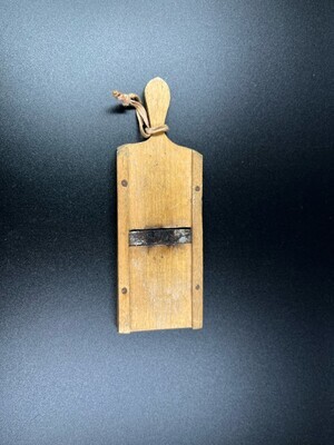 57c9893d-9054-4ba2-bbb1-c8f4824fcb4e.jpg; 1960-0000-KPO/183; Houten plank met ijzerschaaf ; schaven