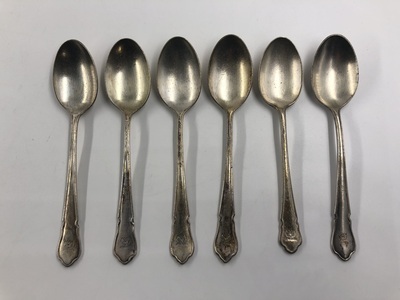 58a686fa-540a-487e-8588-412328b567e3.jpg; 2022-0005-MMO/1-6; Zes dessertlepels van restaurant Garoeda ; bestek