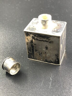 596d5baa-4ba1-448f-b85d-f85ecc560795.jpg; 1960-0284-KPO/064; Zilveren theebus; theebusjes