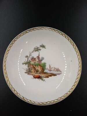 59b258e0-185c-4170-a569-a5caf05497c6.jpg; 1951-0092-OCE; Met landschap beschilderde en geglazuurde, porseleinen schotel.; schotels