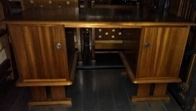 59ce413d-8e1d-4e61-9821-7ed3525cc681.jpg; 1997-0545-HHI; Houten bureau met aan weerszijden een kastje van Bas van Pelt ameublement.; schrijfmeubilair