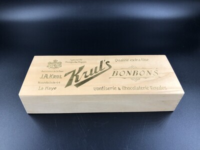 5a0d582b-a170-4644-b235-b906933b5a3c.jpg; 1988-0003-HHI; Blankhouten bonbondoosje van de firma Krul met in goud het hofleverancierswapen; bonbondozen