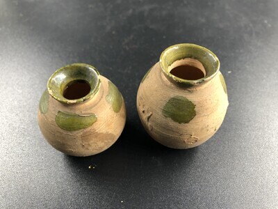 5a905038-184d-403a-87e8-20ec8707388d.jpg; 1960-0279-KPO/014; Twee ongeglazuurde aardewerken potten; aardewerk