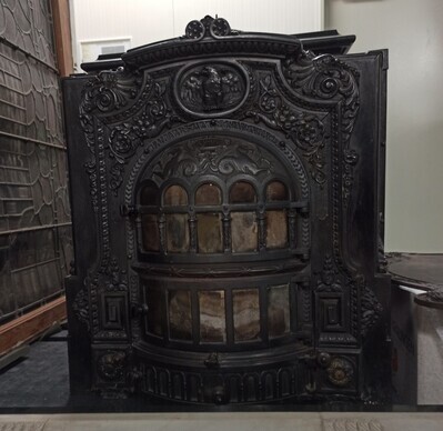 5aacc33c-a851-4430-80d0-fe9478e2cb3f.jpg; 1968-0009-MMO; Gietijzeren kolenkachel in neobarokke stijl.; kachels (verwarmingstoestellen)