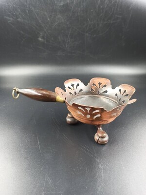 5ac7b63b-0521-40f4-90fe-f332f1701a96.jpg; 1979x0026-OMO; Metalen tabakskomfoor uit het Oude Mannenhuis.; tabakscomfoor