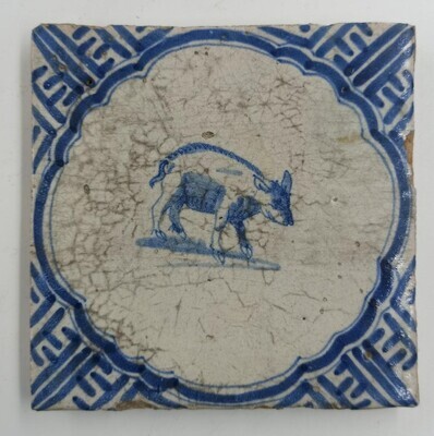 5d1fb6e1-e165-42f3-ac6c-0fa6bf225c61.jpg; 332.02; Delfst blauwe tegel "zwijn".; tegels (objectgenre)