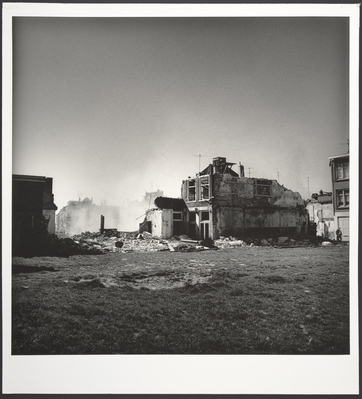 5d3385c6-3b0f-443b-adc4-981124dda503.jpg; 2023-0144-PRE; Laatste huisje tijdens de sloop van de Rozemarijnstraat, Den Haag; stadsgezichten (beeldmateriaal)