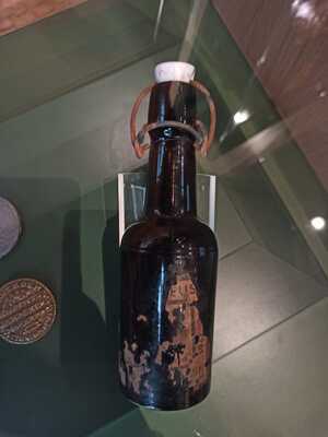 5dee559f-9def-4ca1-8208-4a49916e6704.jpg; 1993-0019-HHI; Een ZHB bierfles met porceleinen stop.; flessen