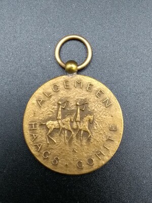 5e9ee03a-7ef9-45d0-9803-250898338553.jpg; 1980-0008-PEO; Algemeen Haags Comité; onderscheidingen (eretitels)