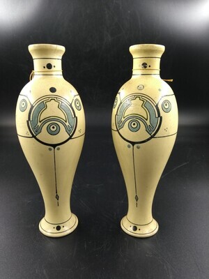 5ec436c2-846c-43a4-949a-99b6f5089b67.jpg; 0000-0240-MCE/a-b; Crèmekleurige, aardewerken 2-delig kaststel met Art Deco decoratie.; kaststel