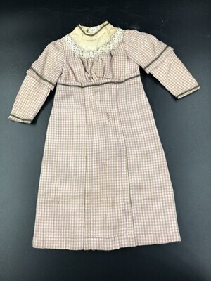 5fb9bba7-5678-4d27-98e6-de1d6b4e0251.jpg; 1960-0102-KPO; Poppenjurkje; poppenkleding