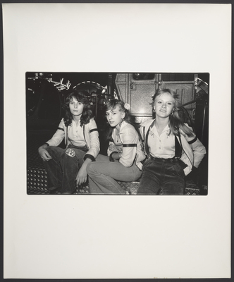 5fce2c21-0a07-4dbf-9329-268f92aae11f.jpg; 2023-0149-PRE; Drie meisjes op de kermis (Malieveld Den Haag); portretten