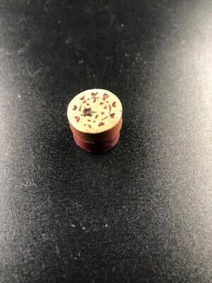 62672bb4-6057-4559-a73d-c2f294e62b35.jpg; 1960-0289-KPO/086; Klein rond bruin doosje met losse deksel
; dozen (houders)