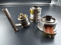 631d85a9-4710-4537-8e97-9db98db8a527.jpg; 1960-0277-KPO/047; Metalen stookkachel bestaande uit 3 losse delen.; miniaturen