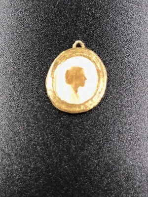 63caf217-ce66-4020-90f6-44be7a7ee074.jpg; 1960-0283-KPO/003; Ovalen goudkleurig lijstje met afbeelding vrouwenkopje naar rechts; fotolijsten