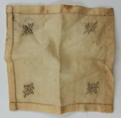 64313b60-5f02-4b4f-bfe1-aaf76f8d61b7.jpg; 1960-0208-KPO/h; Zakdoek van batist met borduursels.; poppenkleding