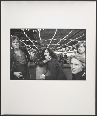 655797c5-8c8b-4c86-a8f5-8143ddb210ff.jpg; 2023-0148-PRE; Haagse jeugd op de Kermis; portretten