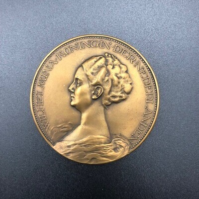 65b14cf5-ee52-403e-ba46-a76a4841417f.jpg; 1923-0002-PEO; Het 25-jarig regeringsjubileum van Wilhelmina, koningin der Nederlanden; onderscheidingen (eretitels)