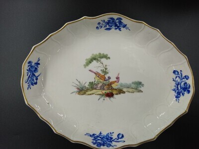 65c9df7f-6693-4d55-98e8-edb6874feacd.jpg; 1940-0284-OCE; Ruitvormige schaal met vogeldecoratie; keramiek (objectgenre)