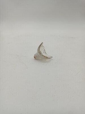 65d74cc0-b7fc-4fc9-908b-1c8c393e1021.jpg; 331.03; Fragment van kleurloos wijnglas; glasscherven