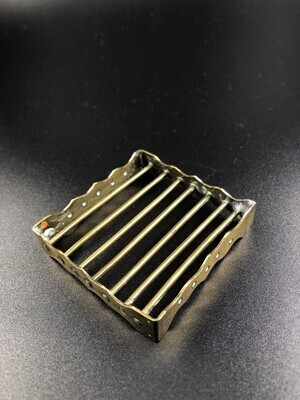 670901fc-36d5-4d11-b65c-6592e0264832.jpg; 1960-0284-KPO/052; Vierkante, geelkoperen rooster; treeften