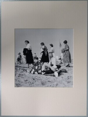 67d90610-b326-4b2d-8aca-3bf418ef74be.jpg; 0000-0899-PRE; Strandgangers op het strand van Scheveningen.; fotografie