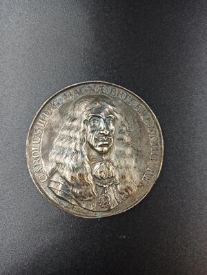 68b786e7-6dcb-4b84-a88d-5010aaf0836a.jpg; 0000-0016-PEE; Het vertrek van Karel II van Engeland uit Scheveningen.; gelegenheidspenningen