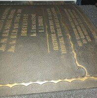 6928c5ab-54fc-4f14-b76f-f69219cd377a.jpg; 0000-0104-MMO; Rechthoekige bronzen plaquette ter herinnering aan de bouw van een kantoor voor de N.V. Billitonmaatschappij.; plaquettes (metalen reliëfs)