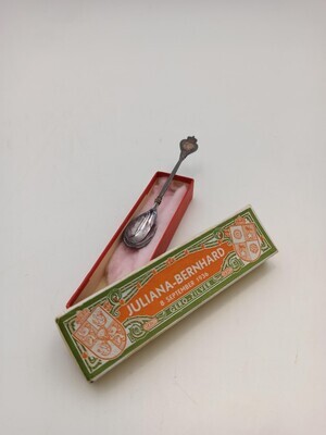 6c8cb9ec-0197-4d04-b602-5cc967d58aaa.jpg; 1997-0347-HHI/a-c; Theelepel met doos naar aanleiding van de verloving van prinses Juliana en prins Bernhard; eet- en drinkgerei