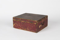 6c92aa10-6db9-4215-8233-708ce38ce771.jpg; 2013-0001-ODI; Roodbruine koffer uit het voormalige bezit van familie Tinne; koffer