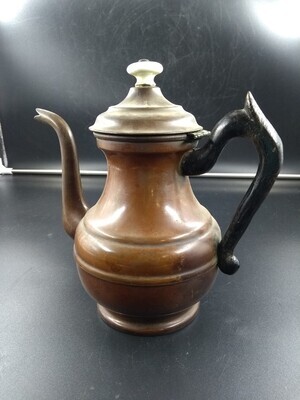 6ce61e85-465a-49ef-ad33-9bed7e393539.jpg; 0000-0006-MME; Bruine, metalen schenkkan.; schenkkannen