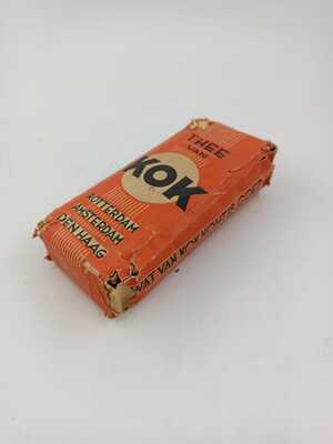 6d8a7f3b-66b0-494f-8425-3cef96f3cc4c.jpg; 2025-0012-HHI; Thee in papieren verpakking van koffie- en theehandel C.T. Kok, Westeinde 38 Den Haag; theeblad