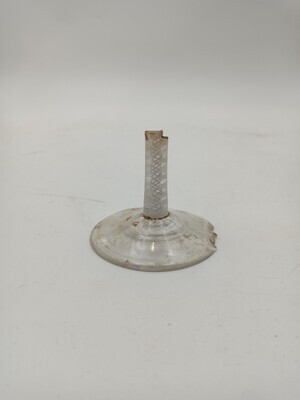 6e60aefa-a837-4741-afe9-a31ef389bc4e.jpg; 331.02; Fragment van kleurloos wijnglas; glasscherven