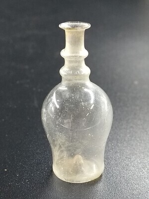 6e908bd0-9246-4924-9fd1-2cbfe5a064ae.jpg; 1960-0277-KPO/004; Glazen karaf.; miniaturen