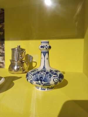 6f38e6f6-2d77-457e-99bd-bbc4fcf2c2b7.jpg; 2010-0001-MCE; Delftsblauw vaasje afkomstig uit Hotel Des Indes; vazen