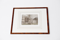 70f92c00-bda9-47d3-afde-3ee2f4ecf21d.jpg; V-HHM-1291; Het topstuk (ets van het Lange Voorhout) van Susanne Illés; MijnDenHaag*