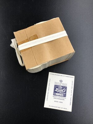 710e09fc-a056-49a8-8c41-8cb33443165e.jpg; 0000-0856-PRE; Bundeltje met wikkels voor Haagse Hopjes; verpakkingsmateriaal