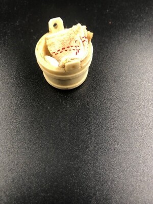 7127fe07-c9ed-46f6-97d7-97971ccec30f.jpg; 1960-0259-KPO/026; Benen boterkarn met daarin twee handdoekjes; tonnen