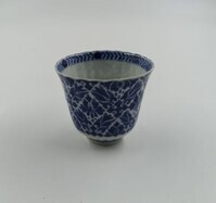 712ea5fd-8265-4978-8405-8bbff04ffccd.jpg; 0000-0507-OCE/4a-b; Kop en schotel van wit steengoed met blauwe decoratie; koppen (drinkgerei)